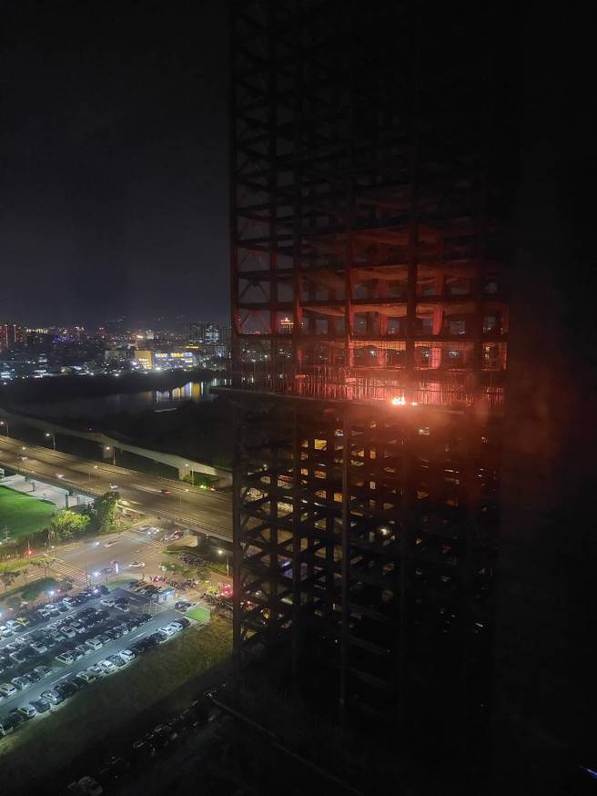 新北市板桥区大汉桥旁一处新建工地发生火警。（民眾提供）