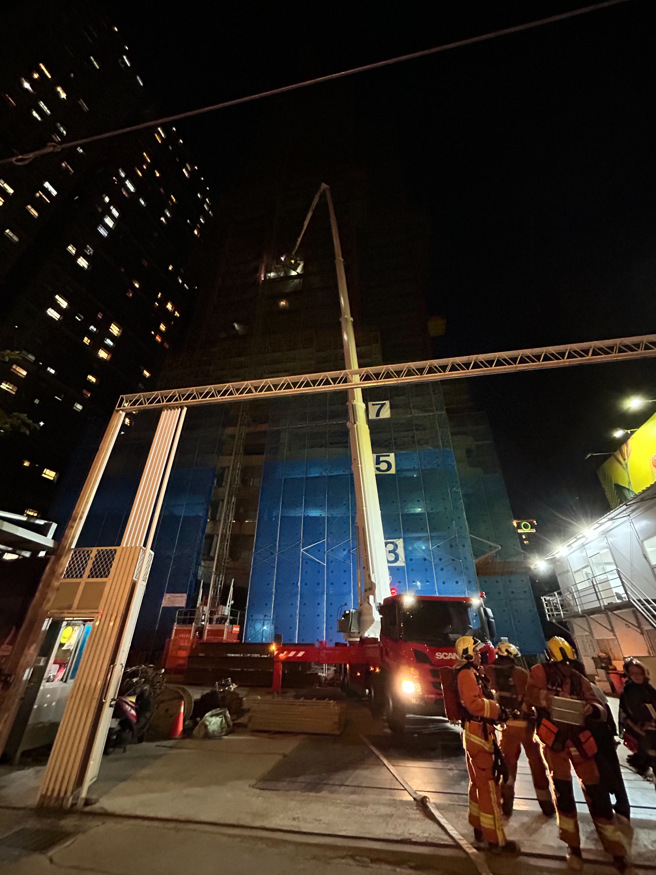 新北市板桥区大汉桥旁一处新建工地发生火警。（民眾提供）