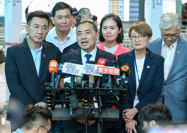 國民黨總統參選人、新北市市長侯友宜14日啟程訪美，他在桃機出關前發表臨行談話時表示，此行主要是讓美國了解他們捍衛民主自由的信念，以及維護台海和平的決心，盼美國能對台海區域的穩定和平給予更高度的關注。（陳麒全攝）