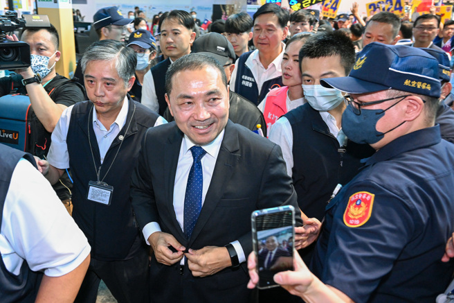 國民黨總統參選人、新北市市長侯友宜14日啟程訪美，他在桃機出關前發表臨行談話時表示，此行主要是讓美國了解他們捍衛民主自由的信念，以及維護台海和平的決心，盼美國能對台海區域的穩定和平給予更高度的關注。（陳麒全攝）