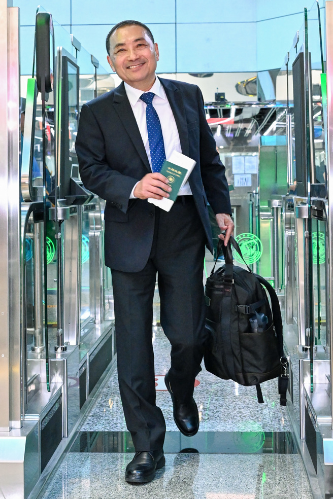 國民黨總統參選人、新北市市長侯友宜14日啟程訪美，他在桃機出關前發表臨行談話時表示，此行主要是讓美國了解他們捍衛民主自由的信念，以及維護台海和平的決心，盼美國能對台海區域的穩定和平給予更高度的關注。（陳麒全攝）