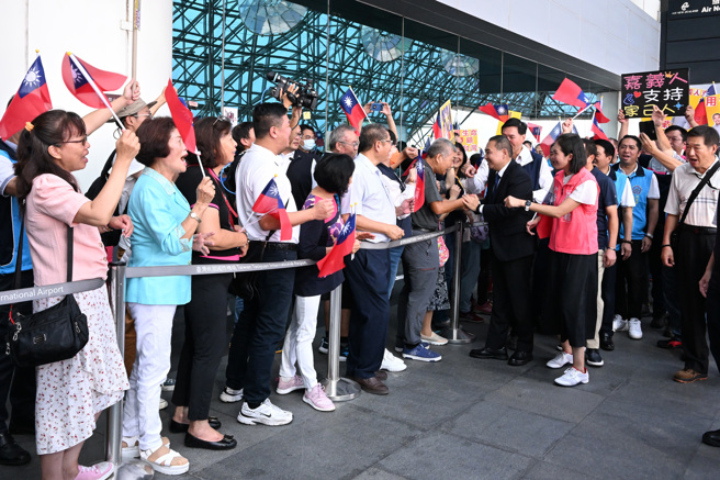 國民黨總統參選人侯友宜14日啟程訪美，展開為期8天的訪美行程，桃園市嘉義同鄉會也發起送機行動，現場來了逾百名支持者，手搖國旗吶喊「侯總統加油！」，侯友宜也親切握手致意。（陳麒全攝）