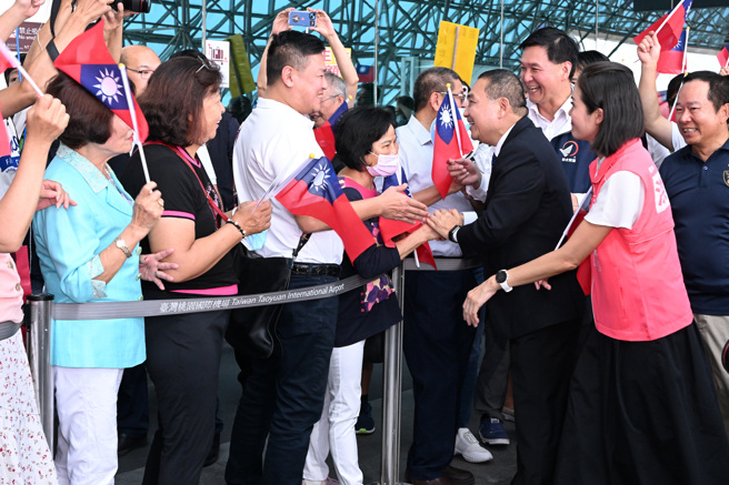 國民黨總統參選人侯友宜14日啟程訪美，展開為期8天的訪美行程，桃園市嘉義同鄉會也發起送機行動，現場來了逾百名支持者，手搖國旗吶喊「侯總統加油！」，侯友宜也親切握手致意。（陳麒全攝）