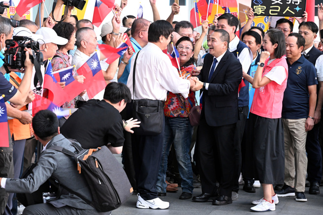 國民黨總統參選人侯友宜14日啟程訪美，展開為期8天的訪美行程，桃園市嘉義同鄉會也發起送機行動，現場來了逾百名支持者，手搖國旗吶喊「侯總統加油！」，侯友宜也親切握手致意。（陳麒全攝）