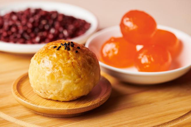 新⼝味蛋黄酥中秋礼盒，6入325元，每日限量 500盒。（SOGO提供）