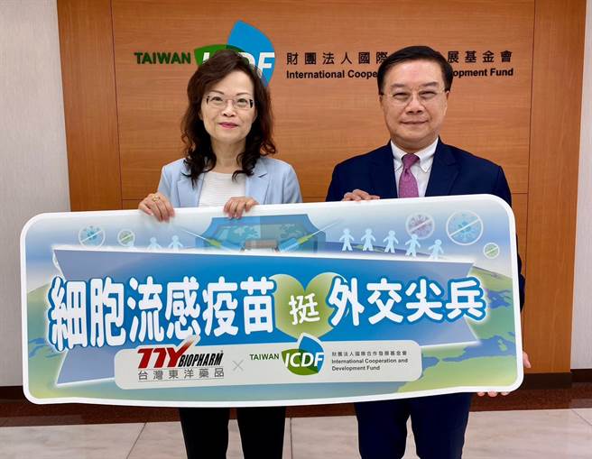 台灣東洋總經理侯靜蘭(左)與國合會秘書長李朝成(右)合影，攜手挺外交尖兵。(台灣東洋提供／洪凱音台北傳真)