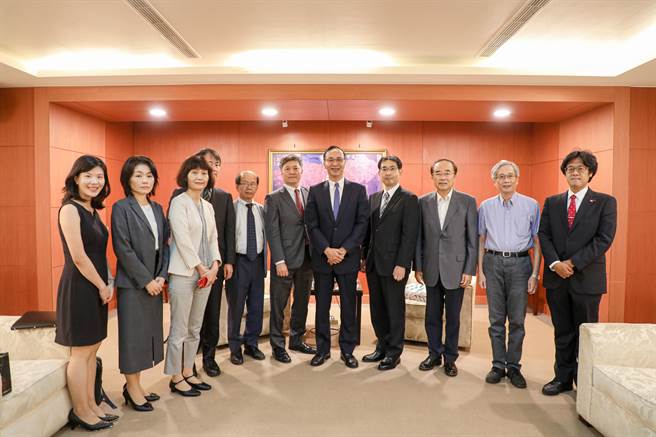 国民党主席朱立伦昨日上午会见来访的东京大学两岸关系研究小组松田康博教授等一行人。（国民党提供）