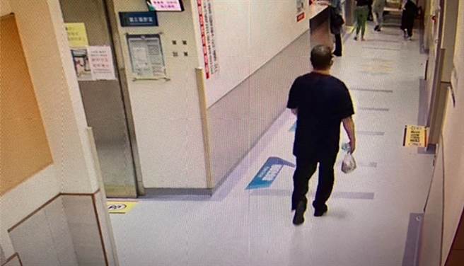 高雄大同医院今日晚间一名男子独自一人走进厕所持枪自戕，目前正抢救中。（翻摄照片／崔正纲高雄传真）