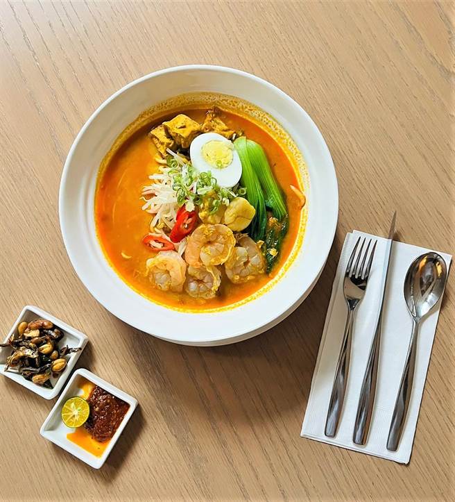 每周一买1送1的「虾仁干贝叻沙麵」，质地浓稠香料味重，让人大呼过瘾，售价580元加1成。(台北中山九昱希尔顿逸林酒店提供)