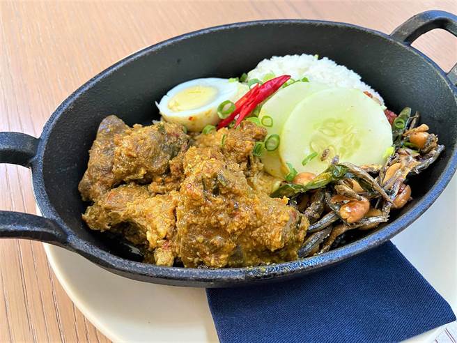 「马来西亚香料细炖牛腱佐香兰椰浆饭」每周一买1送1，售价580元加1成。 (台北中山九昱希尔顿逸林酒店提供)