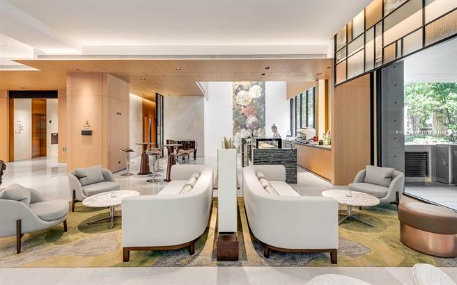 La Salle森酒吧每周三全系列饮品单杯买1送1，另有姓「林」的人独享达低消门槛，饮料全品项任选1杯免费招待。(台北中山九昱希尔顿逸林酒店提供)