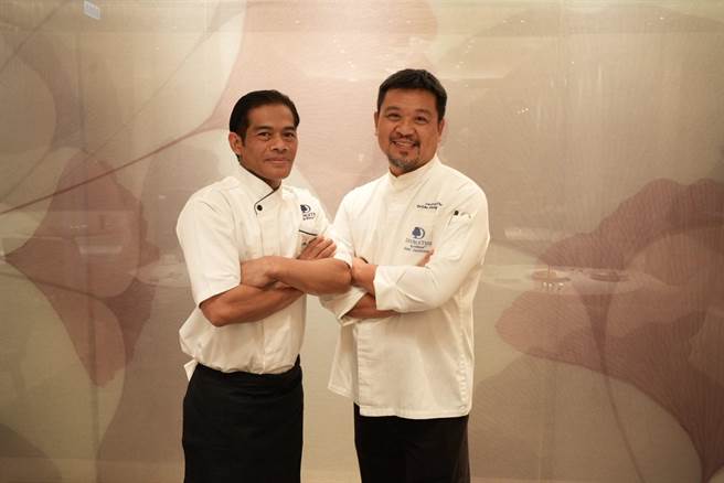 马来西亚吉隆坡希尔顿逸林酒店Makan Kitchen餐厅主厨Mohamad Zulkarnaen（左），受邀来台客座，大方分享大马风味料理。(台北中山九昱希尔顿逸林酒店提供)