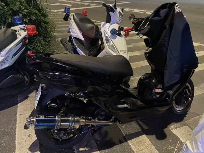 新北市新店区昨晚间有2名骑士，因排气管声音引起警方注意，2人被拦停后大喊完蛋了。（图／警方提供）