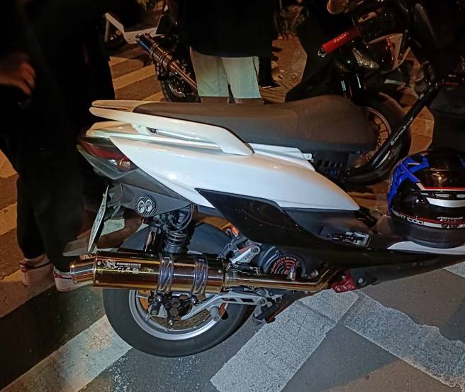 新北市新店区昨晚间有2名骑士，因排气管声音引起警方注意，2人被拦停后大喊完蛋了。（图／警方提供）