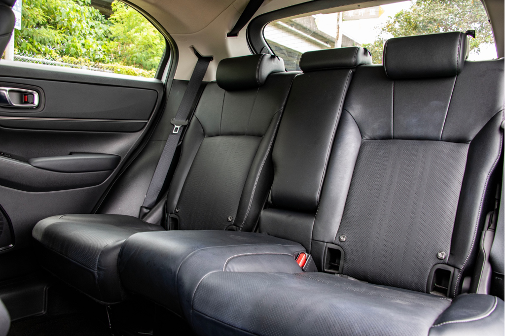 全車採用高透氣式豪華皮質座椅，後座並附有3頭枕。（陳大任攝）