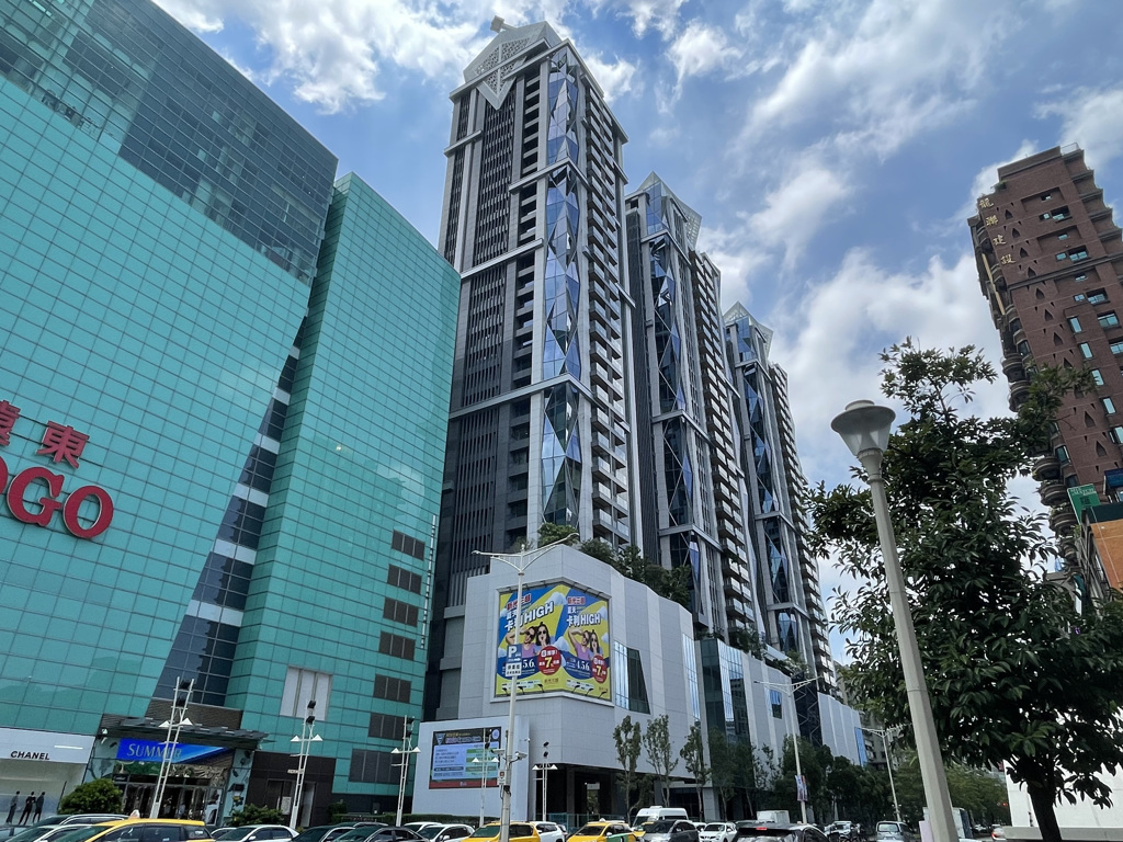 Diamond Towers 台北之星的新光三越啟動試營運，助威東區商圈發展。(圖／台灣房屋提供)