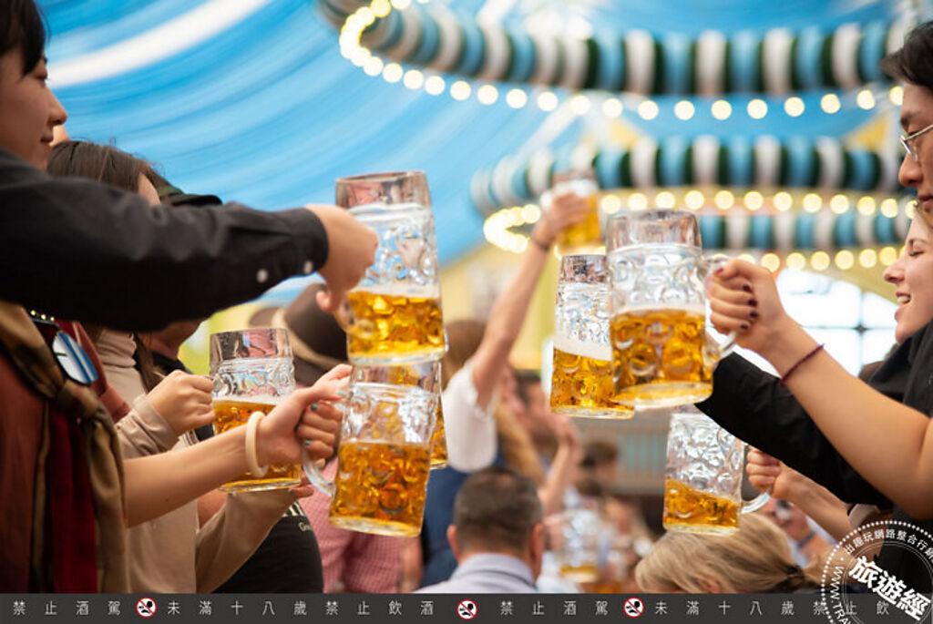 晶華世界同步並於飯店內盛大舉辦的「德國啤酒狂歡派對」，邀請全館饕客前來同歡。（台北晶華提供）