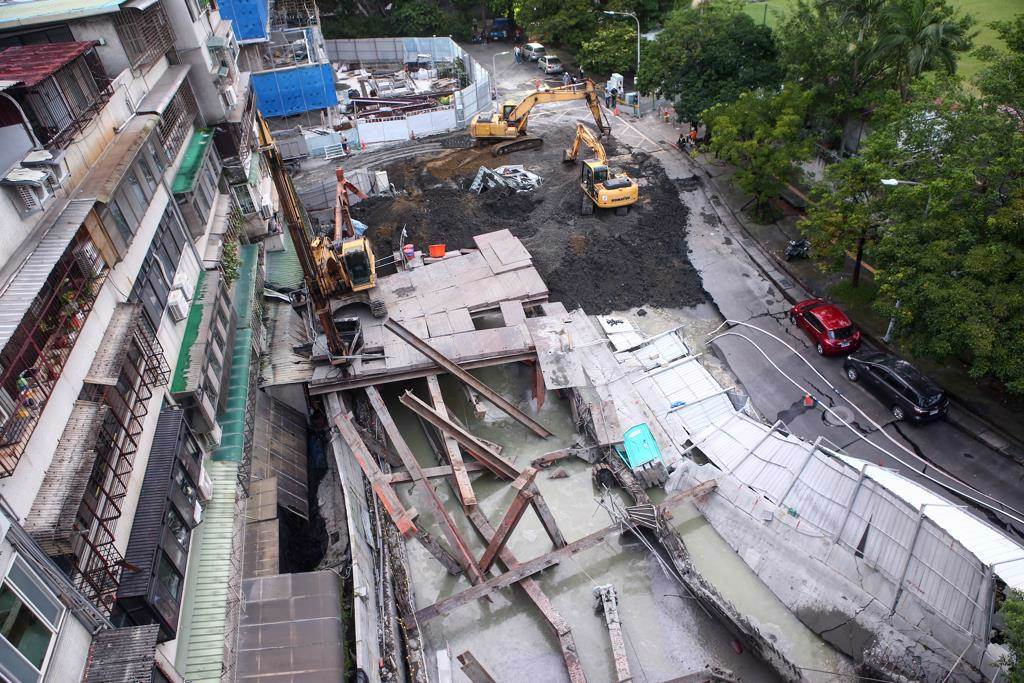 台北市中山區大直街「基泰大直」工地7日晚間發生重大公安事故，造成鄰近民宅嚴重龜裂下陷。（中時資料照）
