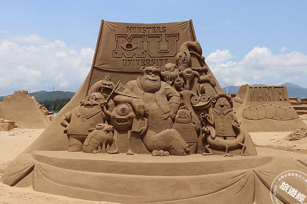 2023福隆國際沙雕藝術季「迪士尼百年慶典」將大家喜愛的迪士尼、皮克斯、漫威與星際大戰等品牌經典角色與故事變成一座座的黃金沙雕。(照片由福容大飯店福隆店提供)