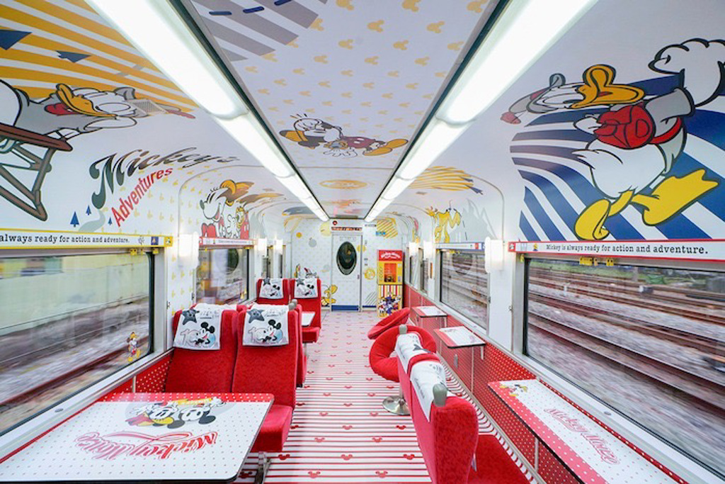 「環島之星夢想號-迪士尼主題列車」裡裡外外的車廂都打造出夢幻可愛的樣貌。（易遊網提供）