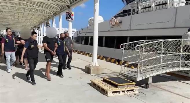 徐姓主嫌(前面第一位)下午从澎湖搭船返回台南，晚间移送台南地检署，徐嫌因遭通缉，深夜直接送监执行，另3嫌声押。(读者提供／曹婷婷台南传真)