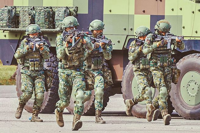 郭正亮示警，若是執政者或外國勢力刻意逼成戰爭，使得家園變廢墟，人民甚至可能倒戈相向。（本報資料照片）