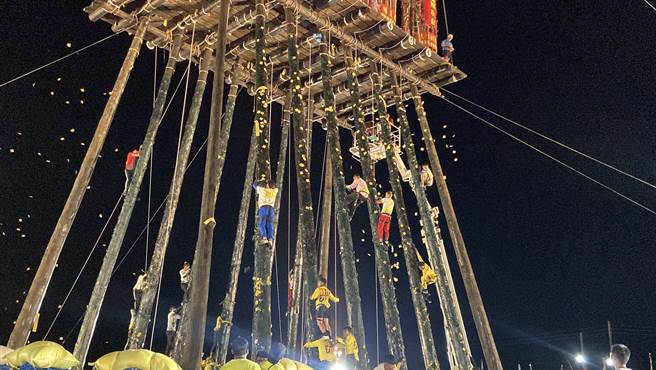 中元抢孤有「北头城、南恒春」之称，今年恒春受颱风影响停办，头城则是因疫情睽违3年后復办。（吴佩蓉摄）