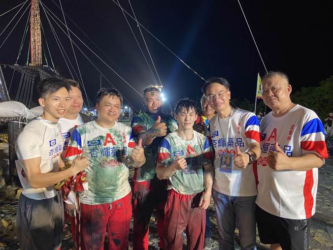 「孤棚」由杏辉药品A队迅速砍下约13层楼高的顺风旗夺冠；另「饭棚」亦为杏辉队的游宜修拿下2连霸冠军。（吴佩蓉摄）