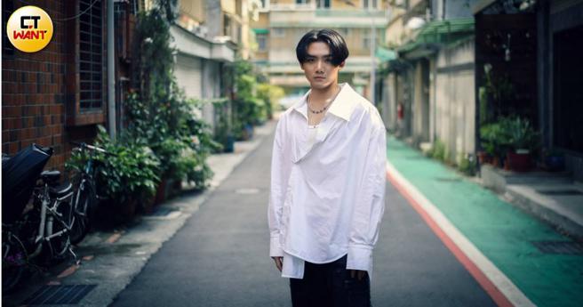 从大学时就参加歌唱比赛，徐暐翔等了10年终于推出个人专辑。（图／侯世骏摄）