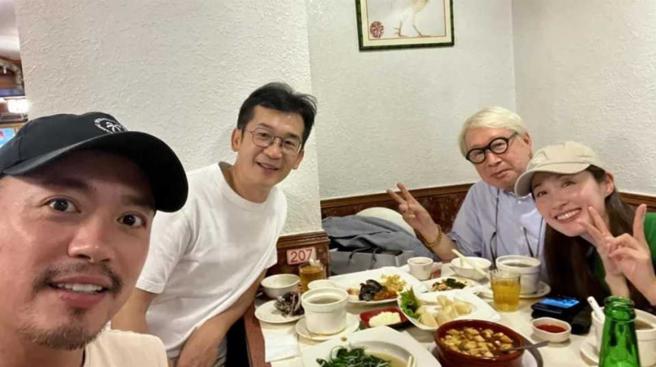 范逸臣（左）与田中千绘（右）交往15年，与田中千绘（右二）的爸爸也熟识。（图／取自田中千绘脸书）