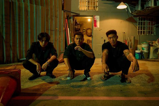 郭泓志（右起）、范逸臣、姚淳耀在电影《我最爱的笨男人》是江湖三兄弟。（图／CATCHPLAY提供）