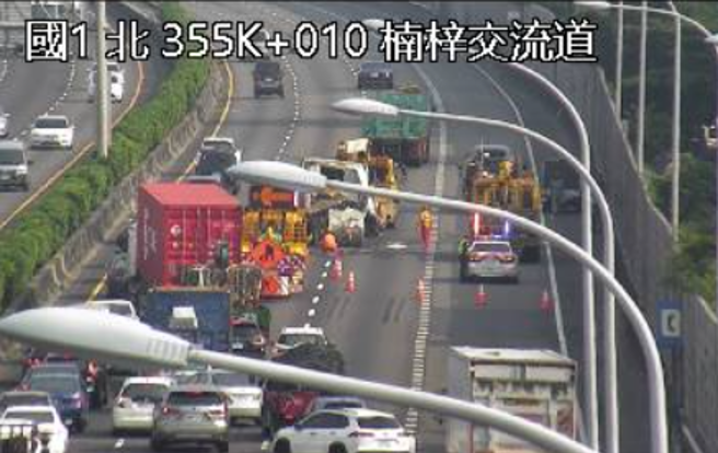 国1楠梓段钢卷掉落，回堵超过10公里。(翻摄高速公路1968)