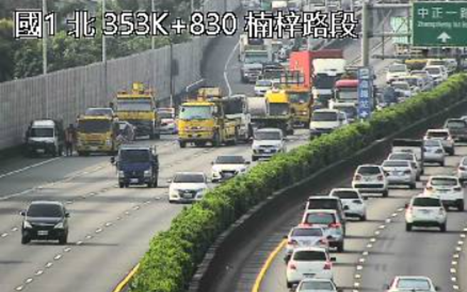 国1楠梓段钢卷掉落，回堵超过10公里。(翻摄高速公路1968)