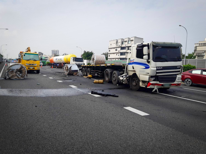 国1楠梓段钢卷掉落，回堵超过10公里。(警方提供)
