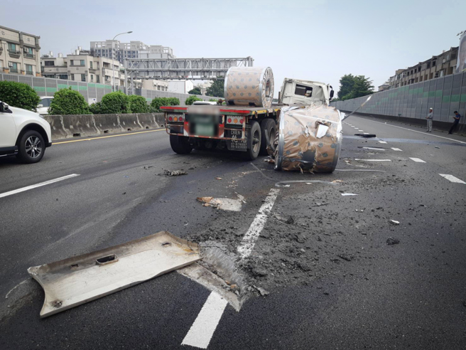 国1楠梓段钢卷掉落，回堵超过10公里。(警方提供)