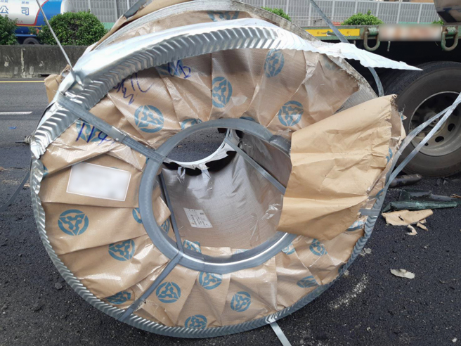 国1楠梓段钢卷掉落，回堵超过10公里。(警方提供)
