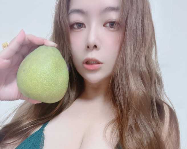超凶女模推广自家种的文旦，辣照引起网友疯传。（图／陈艾芸提供）