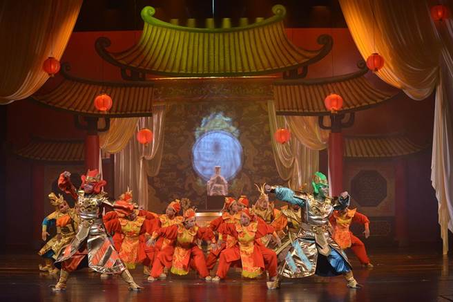 纸风车剧团10月1日晚上将在丰原体育场演出《顺风耳的新香炉》。（台中市府提供）