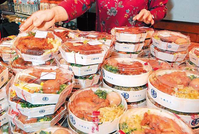 台铁便当菜色多样又美味，每到用餐时间就就大排长龙，一个便当60至150元不等。（本报资料照片）