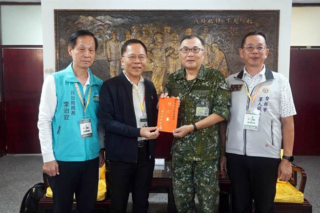 台北市副秘書長王秋冬日前率市府局處首長遠赴馬祖敬軍，並代表台北市長蔣萬安市長致贈慰勞金。（台北市兵役局提供／蔡佩珈台北傳真）