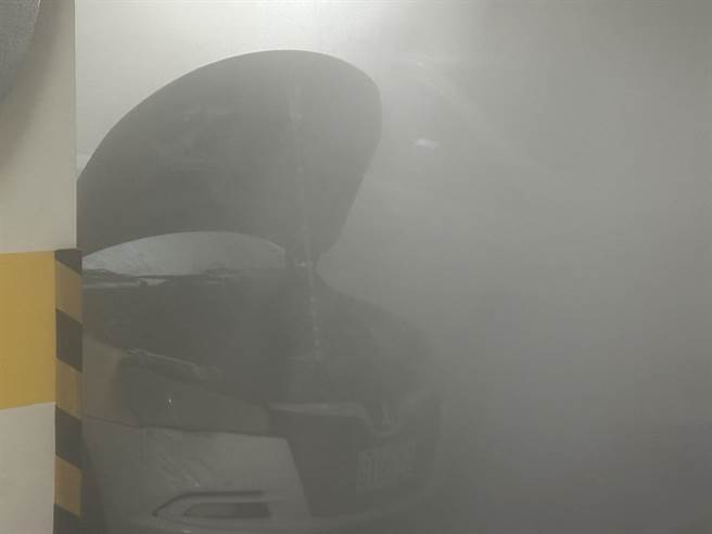 基隆市七堵区的豪宅「松鼎苑」社区车库轿车突起火，导致地下室浓烟密布，消防员即刻疏散民眾，使用泡沫水线顺利灭火。（基隆市消防局提供／徐佑升基隆传真）