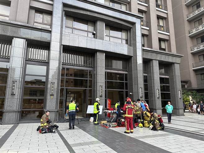 基隆市七堵区的豪宅「松鼎苑」社区车库轿车突起火，消防人员至现场先赶紧疏散民眾约100多人，幸无人伤亡。（基隆市消防局提供／徐佑升基隆传真）