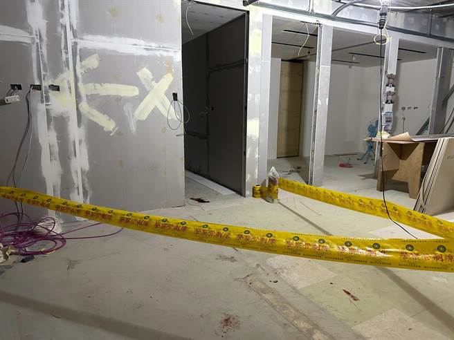 水电工「疑遭电击」送医不治，警方封锁现场调查。（翻摄画面）