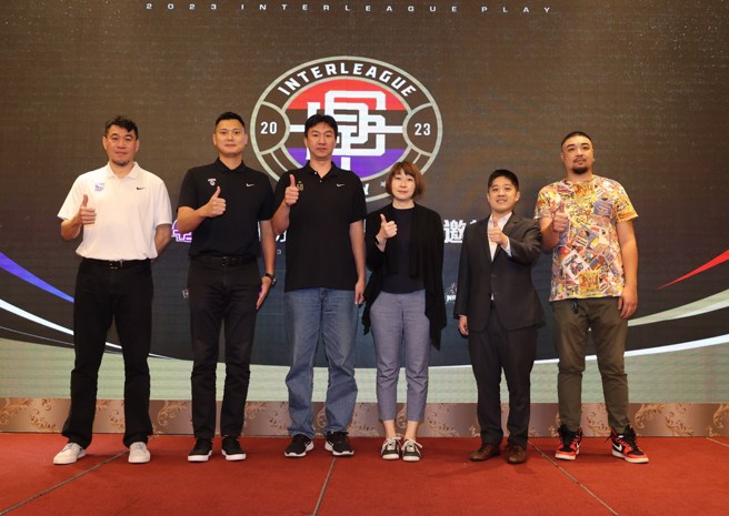 桑茂森(左一)领军的亚运男篮国家队还是决定不打跨联盟赛了。(展逸国际行销提供)