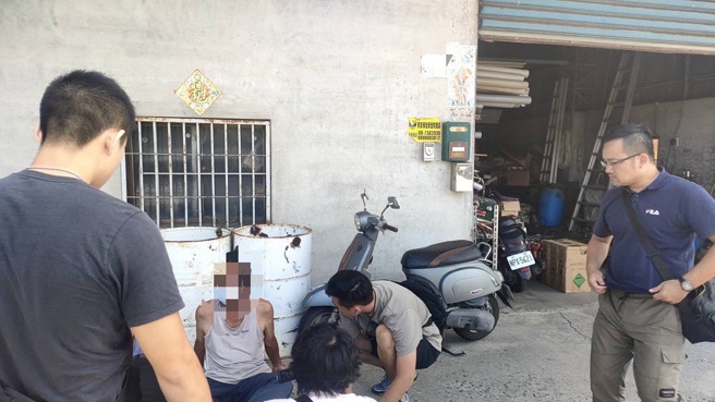 目睹父母遭恶邻刺杀双亡！2国小儿童急喊：13楼阿北杀的。(叶庭欣翻摄)