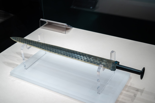 越王勾践剑的剑柄上出现11个同心圆，而且间距都只有0.2毫米，光靠手工雕刻难以完成。(图/达志影像)