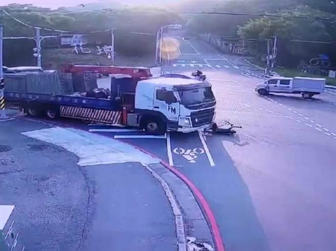 路口监视器拍下单车与大货车碰撞过程。（民眾提供／孙英哲彰化传真）