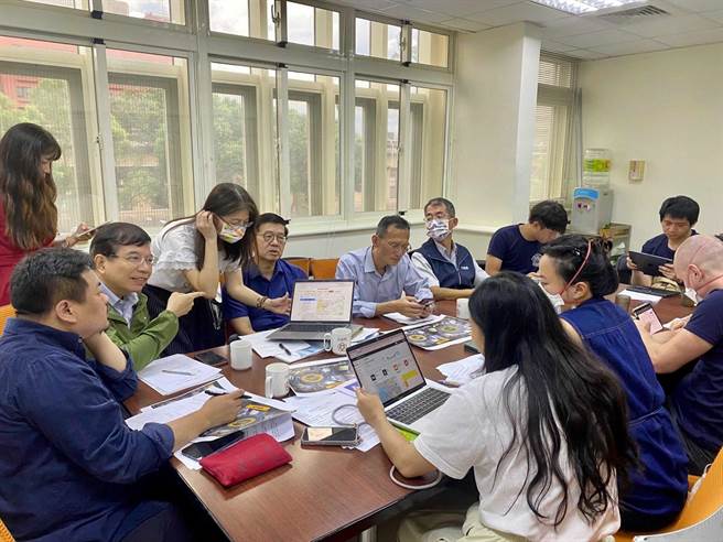 民進黨立委洪申翰表示，在這個月上旬，他邀請王國材、花敬群等部會與民間對行人交通安全議題的討論。 （洪申翰辦公室提供／游念育台北傳真）