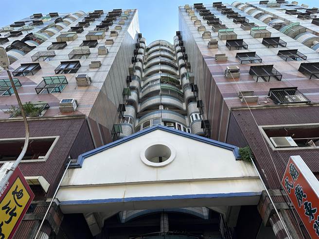 高雄市苓雅区武庙路15日上午传出凶杀案，疑似为邻居之间起纠纷后行凶，警方于上午10时30分在屏东枋寮临海路一带将吴嫌逮捕，吴嫌也坦承犯行，目前警方正在厘清相关案情。（杨舒婷摄）