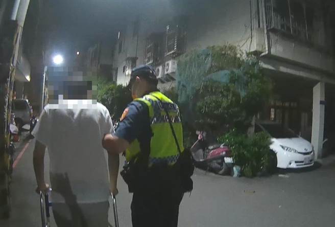 台中64歲何姓老翁日前外出雙腿舊疾復發獨坐板凳，員警暖心攙扶助翁返家。（中警五分局提供／潘虹恩台中傳真）